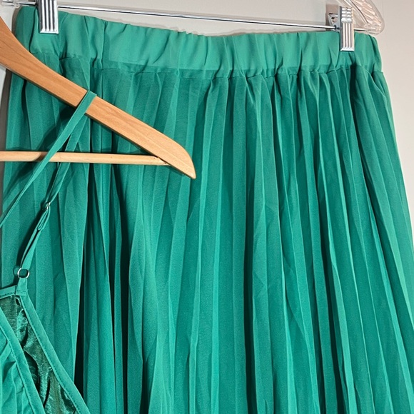 Pleated Green Maxi Skirt - - Picture 5 of 5